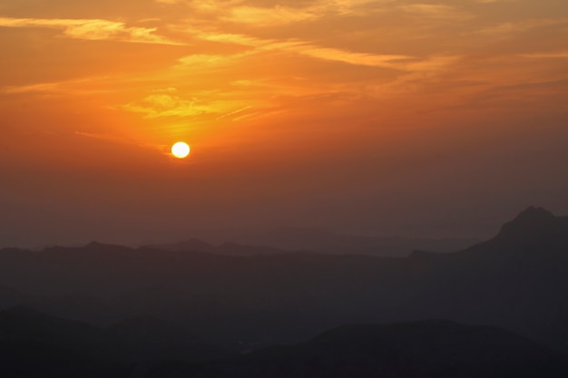 Lever du soleil dans les montagnes