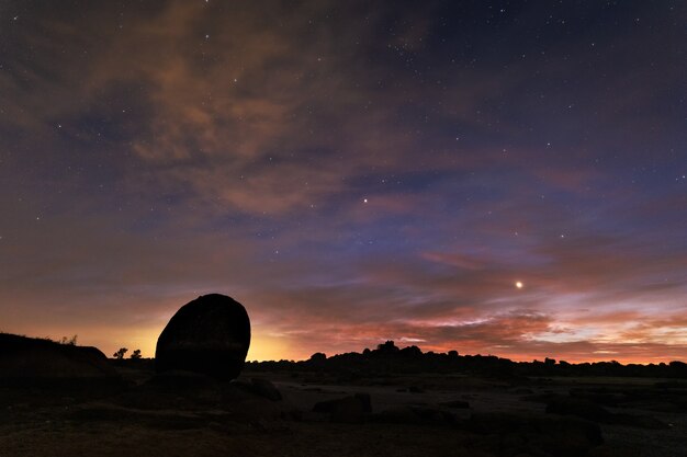 Lever du soleil dans le parc naturel de Los Barruecos Extremadura