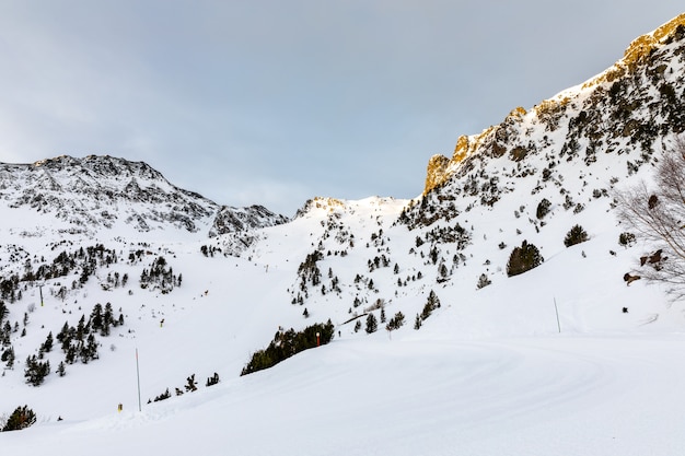 Lever du soleil dans un paysage enneigé de haute montagne