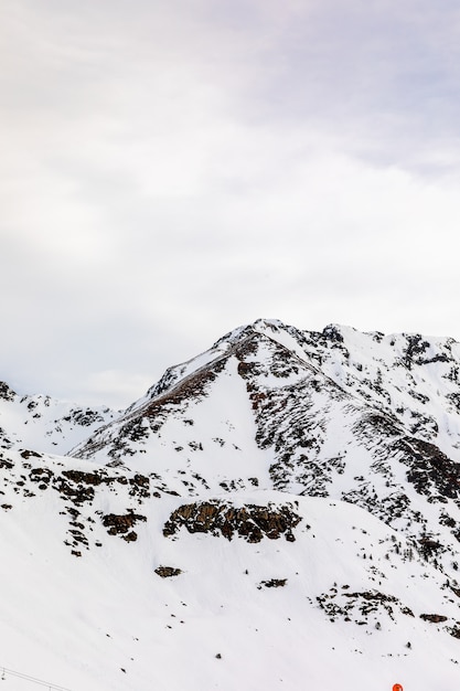 Lever du soleil dans un paysage enneigé de haute montagne