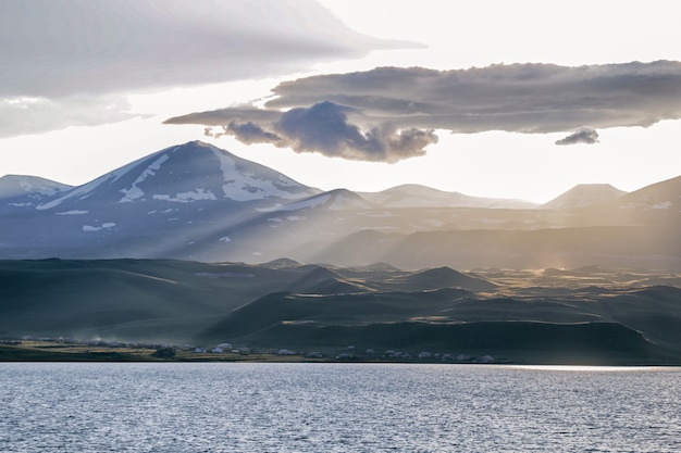 Lever du soleil dans un paysage de montagne