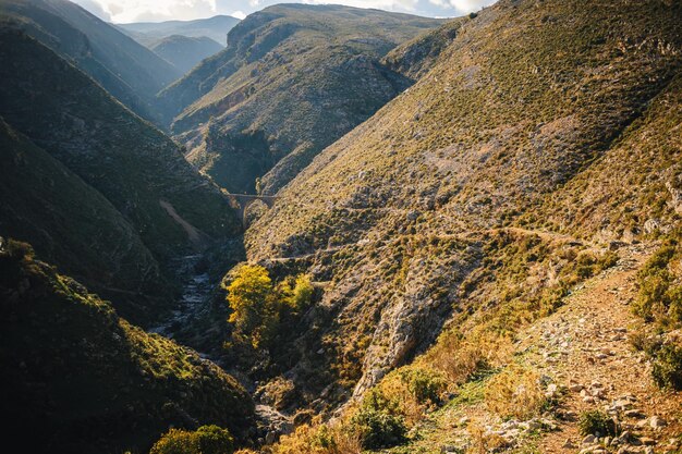 Lever du soleil dans la vallée de montagne en albanie