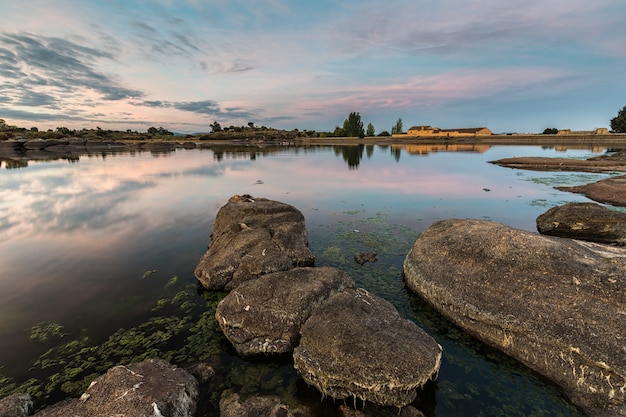 Photo lever du soleil dans la zone naturelle de barruecos. malpartida de caceres. estrémadure. espagne.