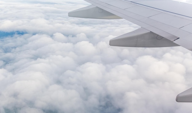 Lever du soleil du matin avec l'aile d'un avion Photo appliquée à l'image des opérateurs touristiques pour ajouter un message texte ou un site Web de cadre d'œuvres d'art Concept de voyage