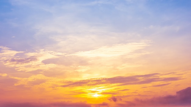 Le lever du soleil du matin calme et le ciel pastel nuageux