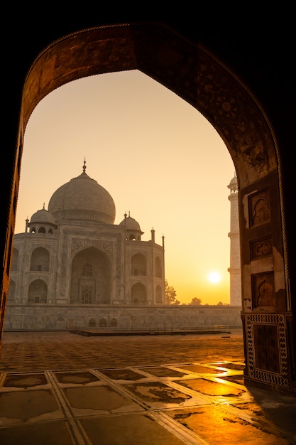 Lever du soleil du Taj Mahal par une arche à Agra India tourné en iso élevé.