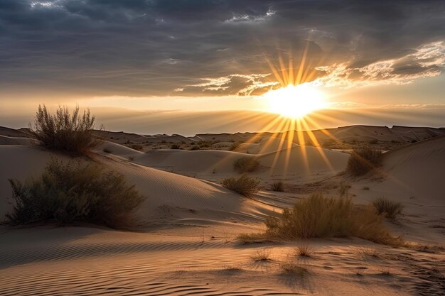 Lever du soleil sur les dunes du désert avec des rayons de lumière brillant à travers les nuages