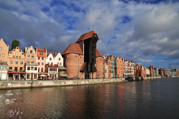 Lever du soleil à Gdansk dans le nord de la Pologne