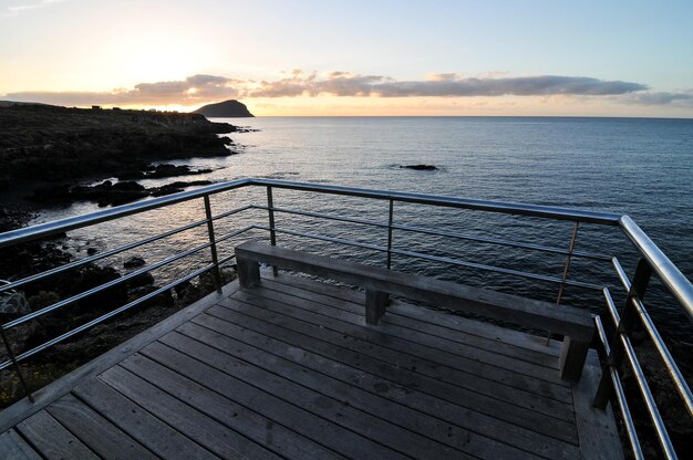 Lever du soleil sur une jetée au-dessus de l'océan Atlantique à Tenerife Espagne