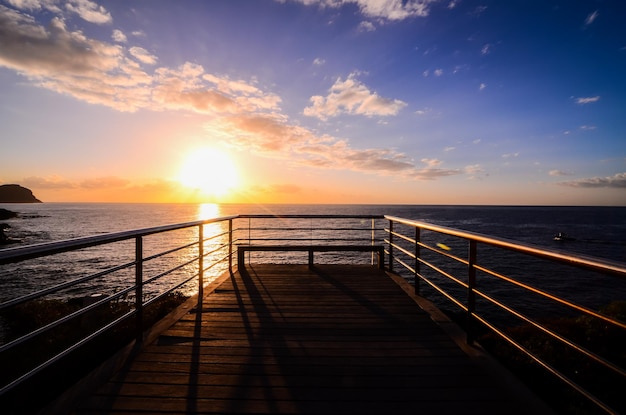 Lever du soleil sur une jetée au-dessus de l'océan Atlantique à Tenerife Espagne