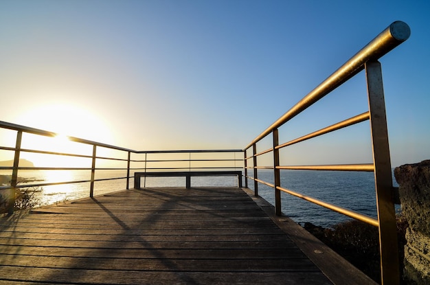 Lever du soleil sur une jetée au-dessus de l'océan Atlantique à Tenerife Espagne