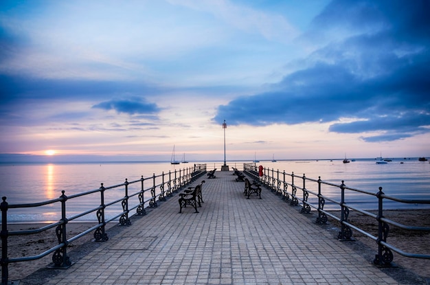 Lever du soleil sur la jetée de Banjo à Swanage