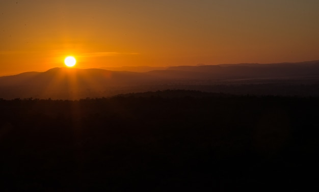 Lever du soleil le matin de l&#39;hiver