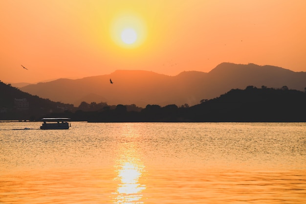 Lever du soleil le matin sur le lac Pichola à Udaipur, Inde, style vintage