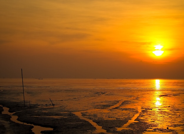 Lever du soleil le matin sur la plage