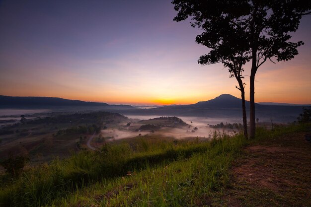 Lever du soleil matinal brumeux à Khao Takhian Ngo View Point à Khaokho PhetchabunThailand