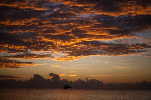 Lever du soleil sur la mer et la belle cloudscape.