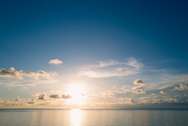 Lever du soleil mer sur fond de plage tropicale paysage de belle plage beau coucher de soleil en mer océan