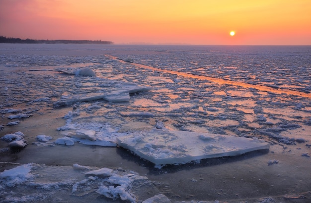 Lever du soleil et mer gelée. Beau paysage d'hiver avec lac le matin.