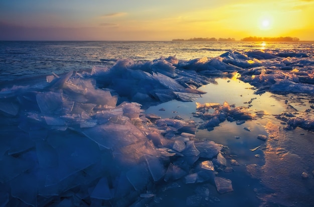 Lever du soleil et mer gelée. Beau paysage d'hiver avec lac le matin.