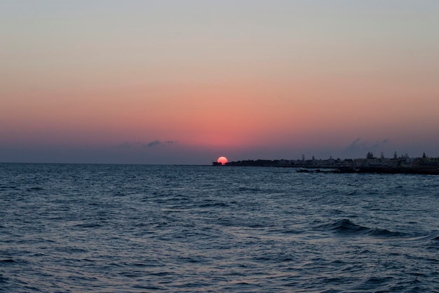 Lever du soleil sur la mer à Kokkini Hani Crète Grèce Paysage balnéaire pittoresque le matin nuageux