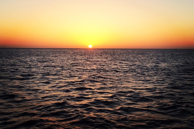 Lever du soleil de la mer de la lecture Egypte