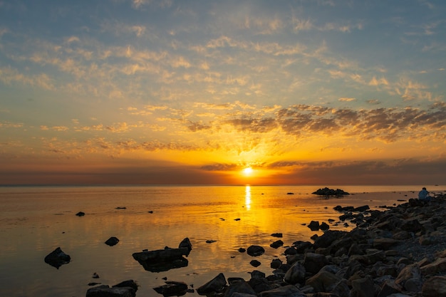 Lever du soleil sur la mer et magnifique cloudscape