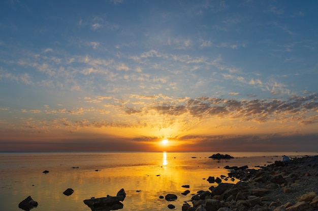 Lever du soleil sur la mer et magnifique cloudscape