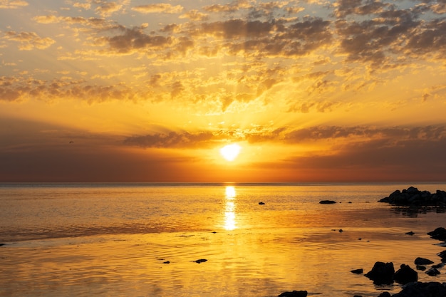 Photo lever du soleil sur la mer et magnifique cloudscape