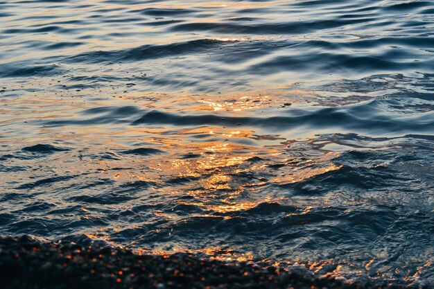 Lever du soleil sur la mer noire, vagues de la mer