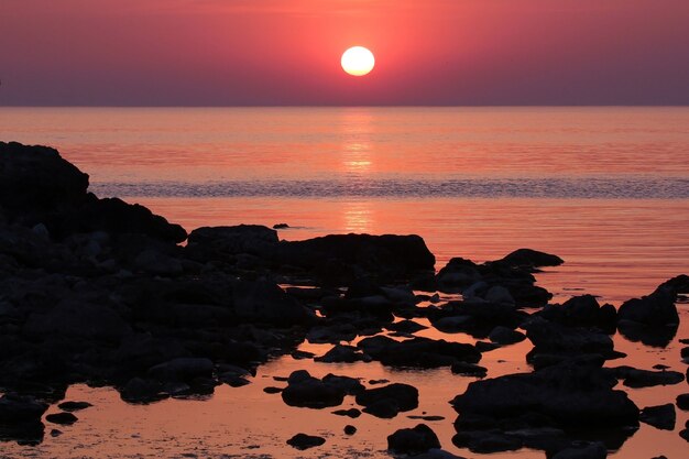 Lever du soleil sur la mer se bouchent