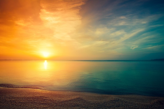 Lever du soleil sur la mer