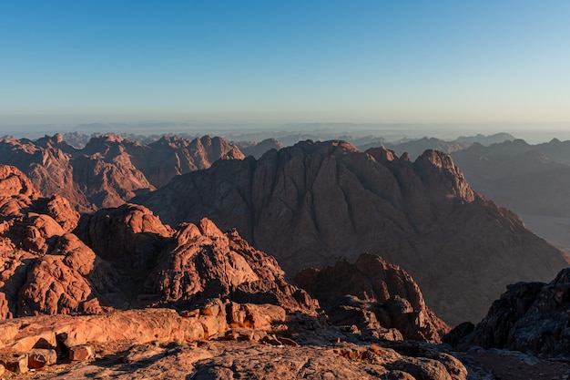 Lever du soleil sur le mont Sinaï, vue depuis le mont Moïse