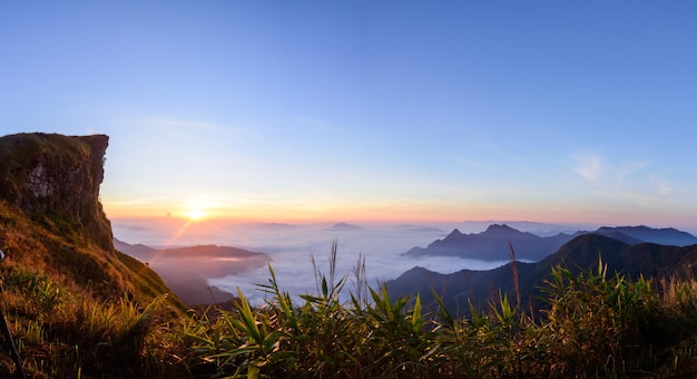 Lever du soleil à la montagne Phu Chi Fa le matin à Chiang Rai Thaïlande