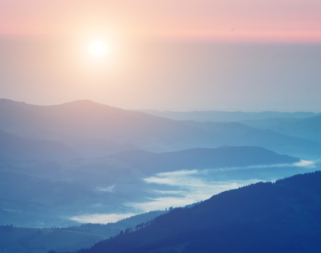 Lever du soleil en montagne.