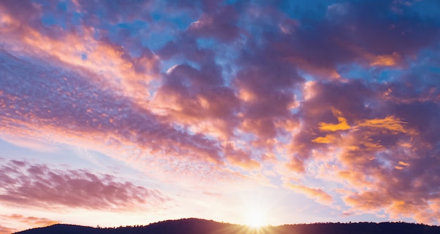 Lever du soleil sur la montagne