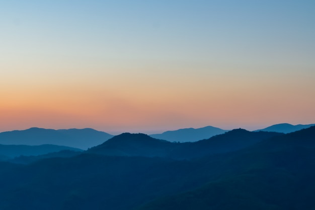 Lever du soleil sur la montagne