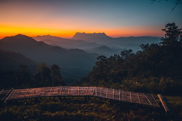 Lever du soleil sur la montagnePaysages de montagne et lumière du matin