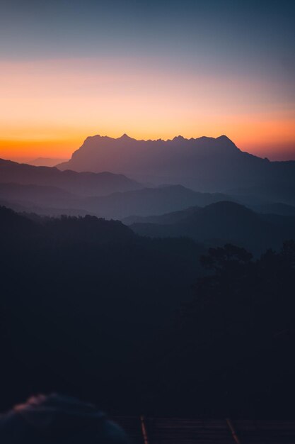 Lever du soleil sur la montagnePaysages de montagne et lumière du matin