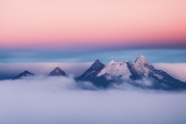 Lever du soleil sur les montagnes au-dessus des nuages