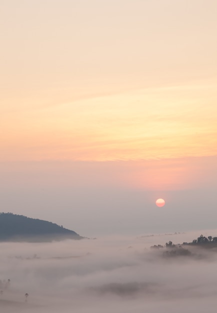 lever du soleil et montagnes couvertes de brume