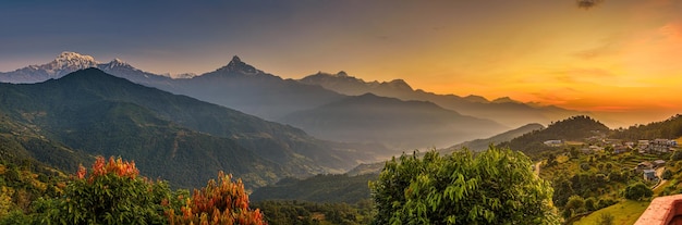 Lever du soleil sur les montagnes de l'Himalaya