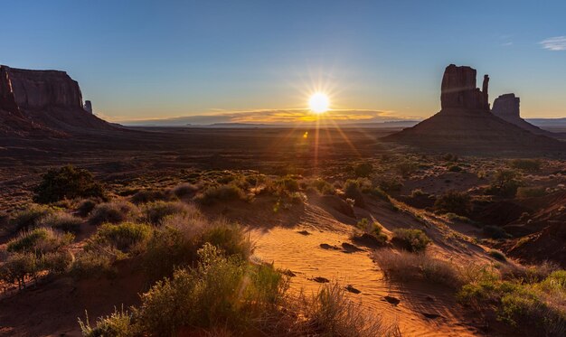 Lever du soleil à Monument Valley Tribal Park dans la frontière ArizonaUtah USA