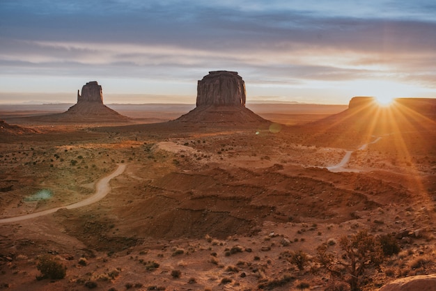 Lever du soleil à Monument Valley