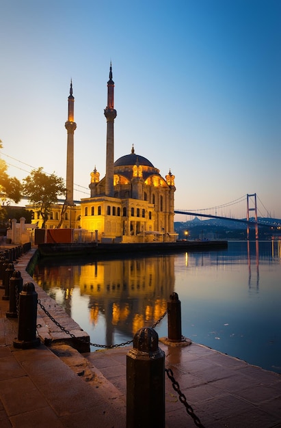 Lever du soleil sur la mosquée Ortakoy à Istanbul, Turquie