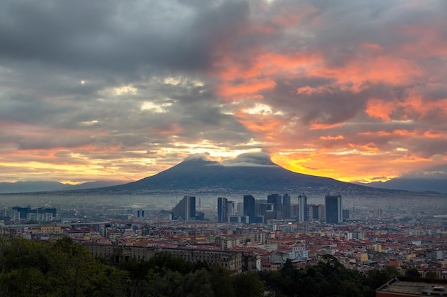 Lever du soleil à Naples en Italie. Vue sur le golfe de Naples depuis la colline de Posillipo avec le Vésuve