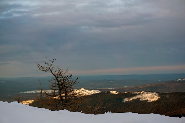 Lever du soleil sur le nord de l'Oural par temps nuageux