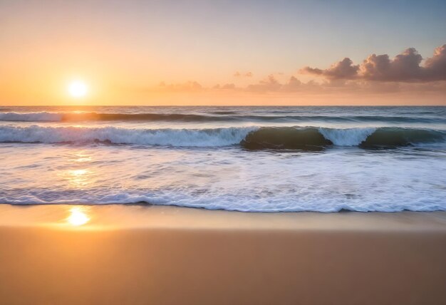 Le lever du soleil sur l'océan avec les vagues qui s'écrasent sur la plage