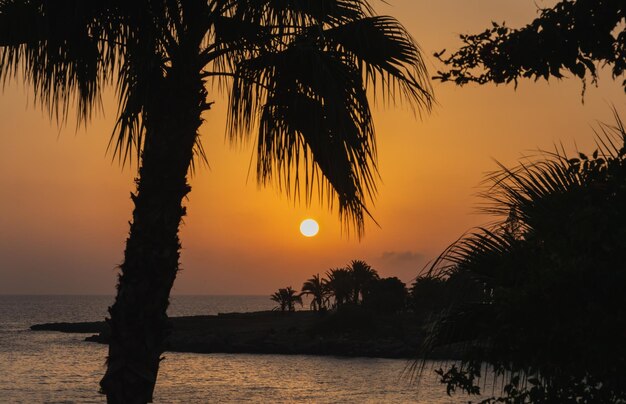 Le lever du soleil orange sur l'île de Chypre