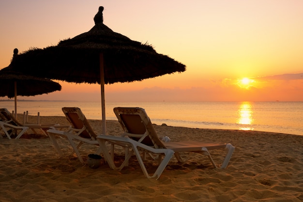 Lever du soleil sur le parasol sur la plage, Tunisie